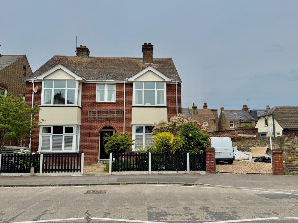 Lot: 95 - DETACHED FREEHOLD BUILDING - Detached freehold building with parking